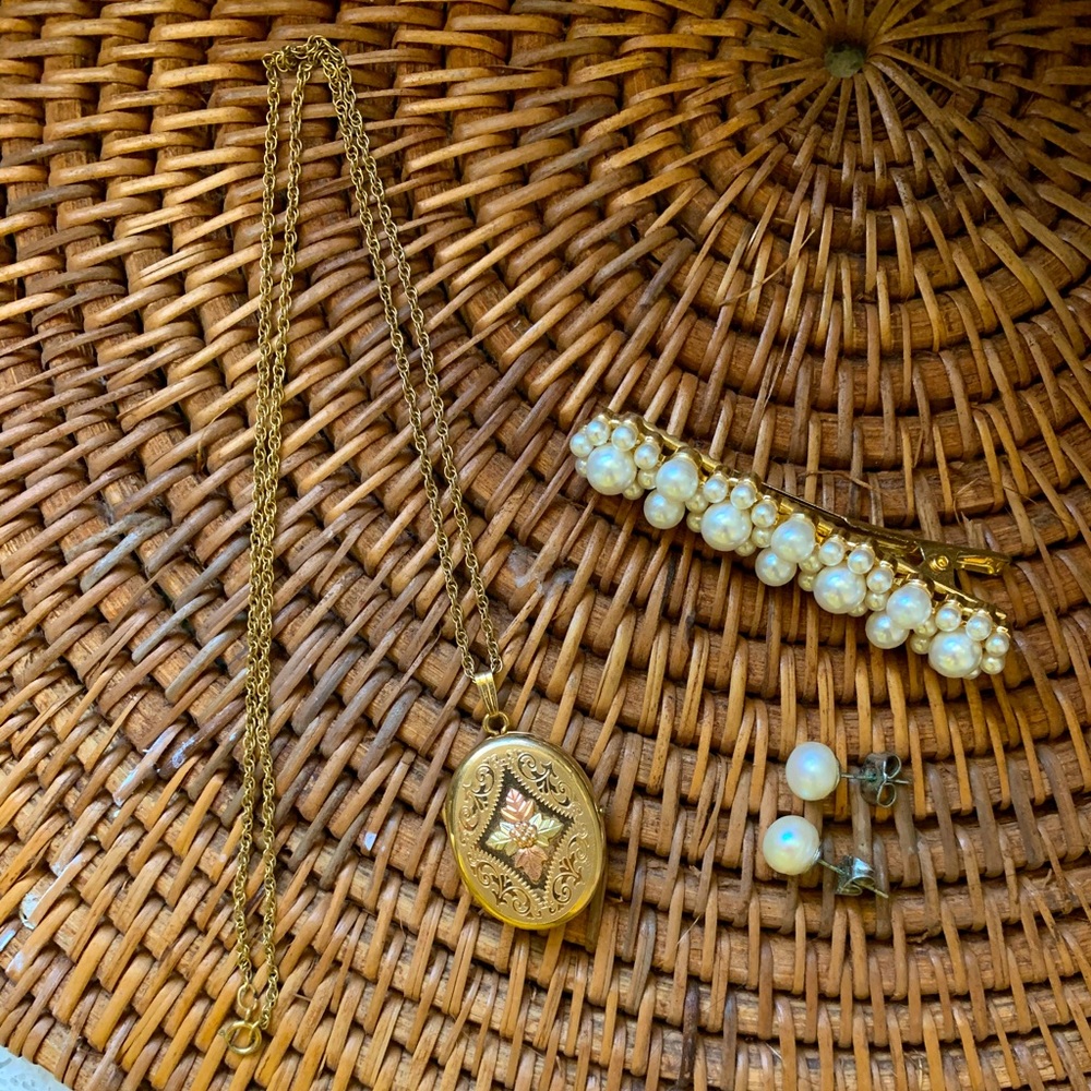 Vintage 14K Gold Locket - Black Hills, 4 Photo